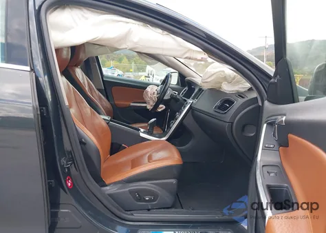 2013 Volvo S60 T5 z USA, uszkodzony, nr VIN YV1612FS4D2227482